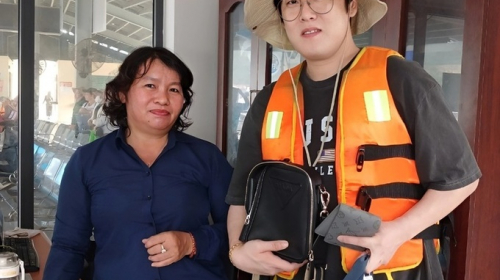 Nhặt được túi xách, nhân viên bến tàu du lịch Nha Trang thông báo tìm trả du khách