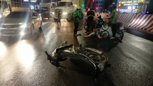 Bình Dương: Xe chở dầu rò rỉ chảy ra đường, nhiều người bị ngã xe