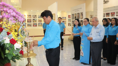 Cán bộ công đoàn dâng hương tưởng nhớ Chủ tịch Hồ Chí Minh và Chủ tịch Tôn Đức Thắng