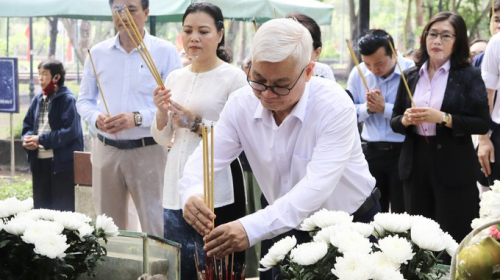 Trưởng Đoàn ĐBQH TPHCM thăm hỏi cựu tù chính trị, thương binh tại đặc khu Côn Đảo