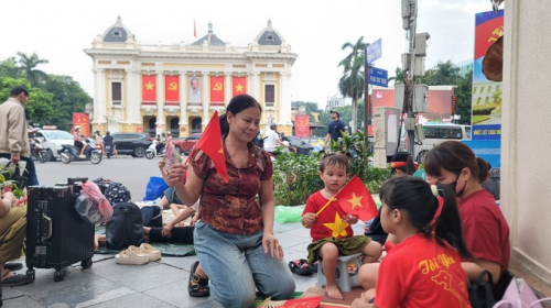 Đường phố Hà Nội đông nghịt người dân háo hức chờ đợi xem tổng duyệt A80