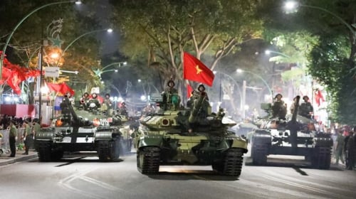 Thức xuyên đêm chứng kiến đoàn quân và dàn khí tài tổng duyệt A80