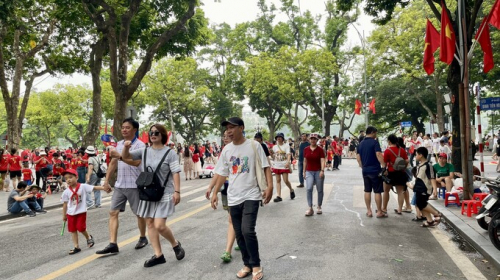 Hàng nghìn người dân đổ về trung tâm Thủ đô, háo hức chờ đón lễ diễu binh