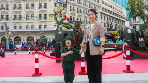 Người dân hào hứng chụp hình bên dàn pháo lễ được lắp đặt ở bến Bạch Đằng