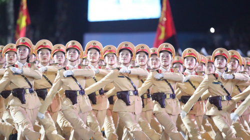 Ấn tượng màn diễu binh đêm sơ duyệt của lực lượng Công an nhân dân