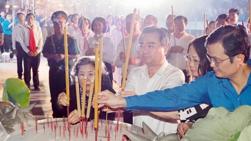 Thắp nến tri ân các Anh hùng liệt sĩ ở nhiều tỉnh, thành phố