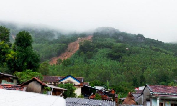 Cận cảnh sạt lở núi, nhà cửa ngập trong bùn đất ở Bình Định
