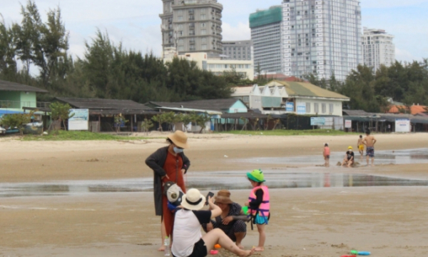 Hạn chế khách lưu trú qua đêm, biển Vũng Tàu vắng vẻ ngày cuối tuần