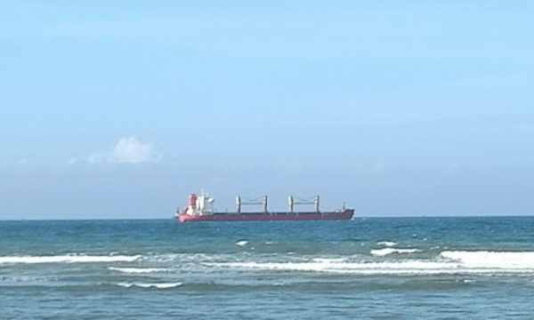 Bình Thuận khó xác định vị trí tàu nước ngoài trôi dạt trên biển