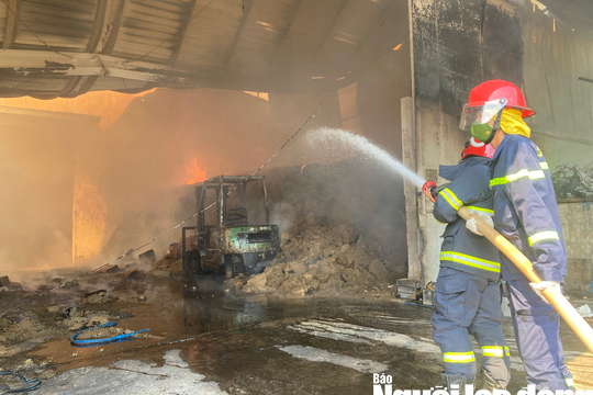 Cháy lớn đang bao trùm công ty gỗ ở Đồng Nai
