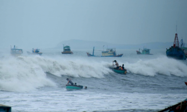 Một người chết, nhiều tàu thuyền ở Bình Thuận bị đánh chìm do bão số 9