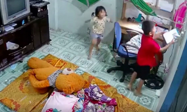 Tặng iPad cho 2 cháu nhỏ bị cướp đe dọa tại Đồng Nai