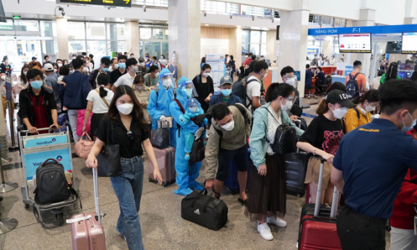  20 tháng Chạp, sân bay Tân Sơn Nhất 'đông không tưởng' người về quê ăn Tết