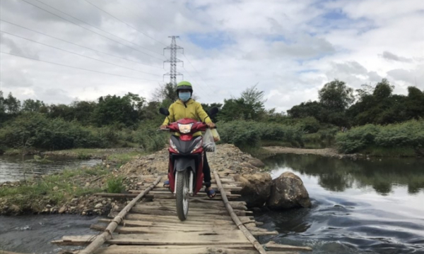 Dân đánh cược mạng sống đi trên cầu 'tử thần' ở Khánh Hoà
