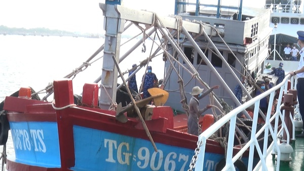 Video: Cảnh sát biển bắt giữ tàu chở 110.000 lít dầu lậu