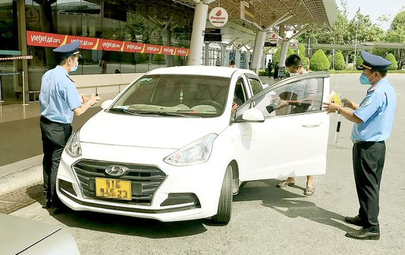 Xử lý dứt điểm nạn “cò khách”, “xe dù” tại sân bay Tân Sơn Nhất