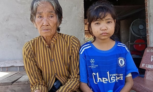 Cha mẹ ly hôn, bé gái chạy thận 7 năm ròng xin giúp tiền chữa bệnh cho bà nội