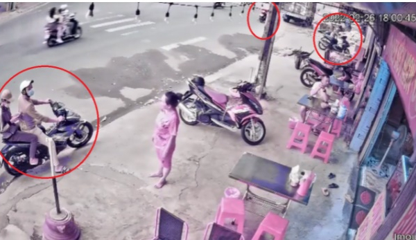 TP.HCM: Nhóm thanh niên dàn cảnh vờ mua bún để trộm xe máy