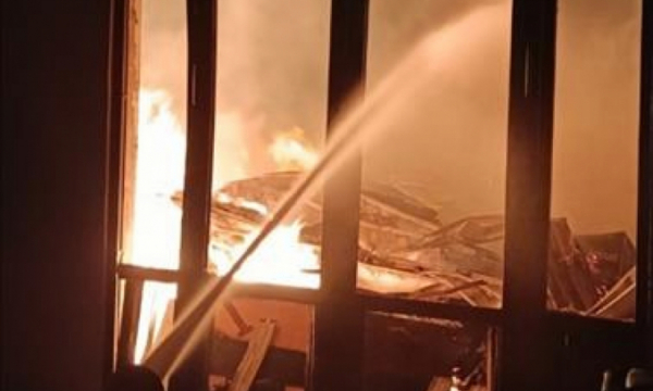 Dập tắt đám cháy xưởng gỗ trong Khu công nghiệp Nam Tân Uyên