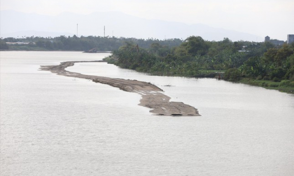 NINH THUẬN: Tự ý đắp đường trên sông Dinh để khai thác cát