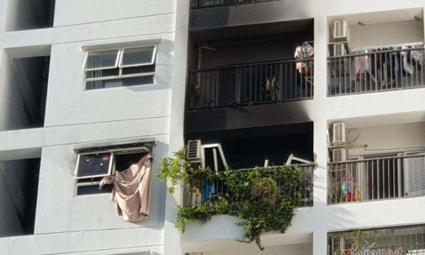 Chung cư bốc cháy dữ dội, 2 mẹ con nhảy từ tầng 10 xuống đất tử vong