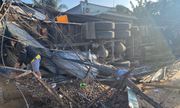 Tai nạn kinh hoàng ở Bình Phước: Xe tải tuột dốc lật vào quán ăn, đè chết 2 người