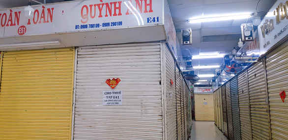 Hàng loạt tiểu thương các chợ nổi tiếng ở TP.HCM bỏ sạp vì ế ẩm