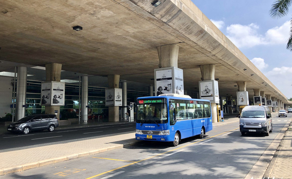 Xe buýt được vào ga quốc nội sân bay Tân Sơn Nhất đón khách từ ngày 18-4