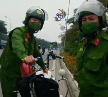 Người mặc trang phục cảnh sát 113 xin lỗi tài xế xe máy