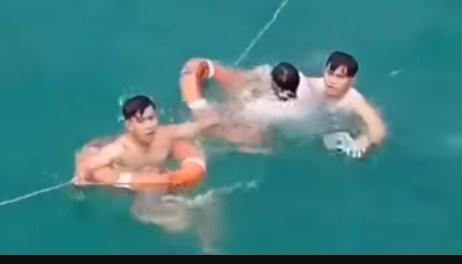 CLIP: Đang trên tàu ra Phú Quốc, hành khách quê TP HCM bất ngờ nhảy xuống biển