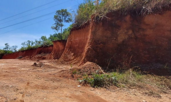 Kon Tum: Uỷ ban huyện bị phê bình vì để xảy ra khai thác đất trái phép