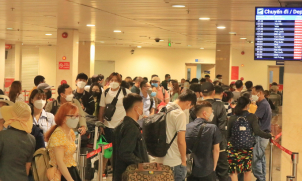Lễ 30.4 - 1.5: Sân bay Tân Sơn Nhất đông nghẹt người về quê, đi du lịch