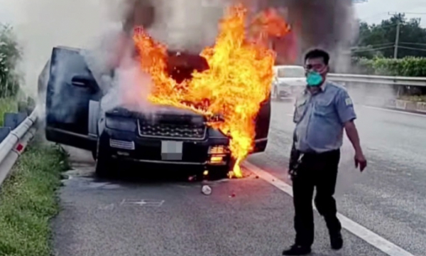Xe Range Rover cháy rụi trên cao tốc TP.HCM - Dầu Giây