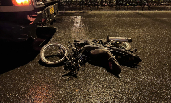   TP.HCM: Chạy xe máy ngược chiều trong làn ô tô, nam thanh niên bị container tông tử vong