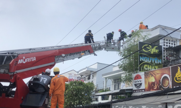 Tai nạn điện Bạc Liêu: Chuyển tôn lợp mái nhà, 2 người bị điện giật nguy kịch