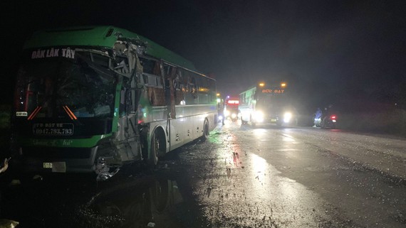 Bình Phước: Xe ben và xe khách đấu đầu trên quốc lộ 14, 20 hành khách thoát chết