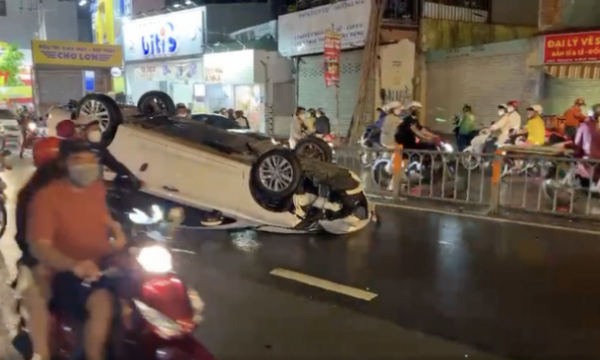 CLIP: Ô tô lật ngửa trong đêm mưa, nữ tài xế thoát nạn trong gang tấc
