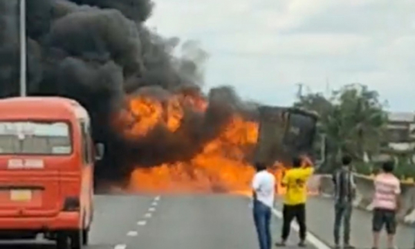 Cháy xe tải trên cao tốc TP.HCM - Trung Lương, giao thông tê liệt