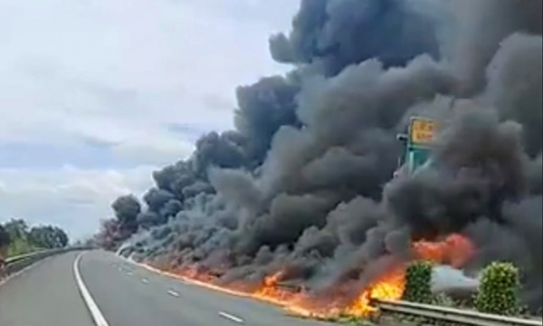 Cháy nhiều xe liên hoàn trên cao tốc TP HCM - Trung Lương