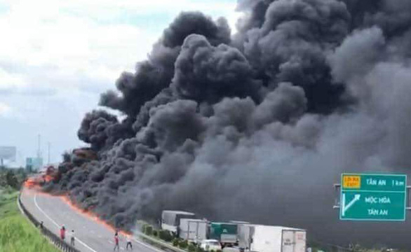 Vụ cháy xe tải trên cao tốc TP.HCM - Trung Lương: Sao lại chở vật liệu dễ cháy trên cao tốc?