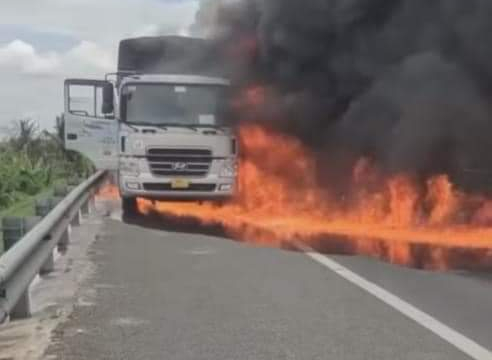 Xe chở dầu cháy trên cao tốc TPHCM - Trung Lương là do bố thắng bánh xe sau bị kẹt