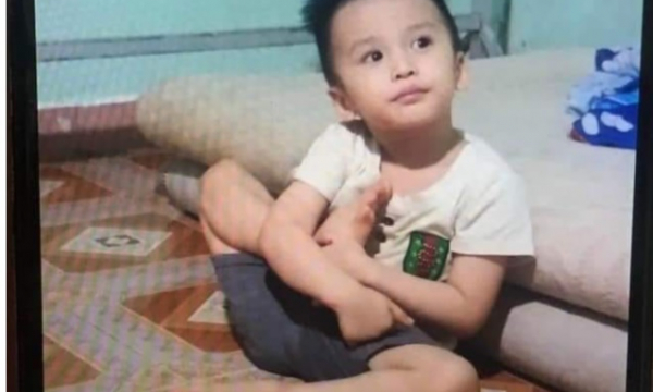 Bé trai 4 tuổi mất tích, mẹ uống thuốc diệt cỏ tự tử: Gia đình cầu cứu