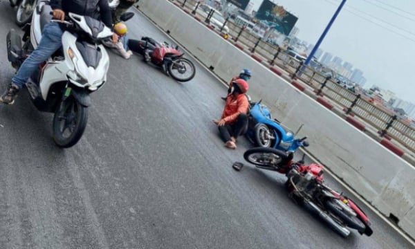 Dầu nhớt đổ trên cầu Sài Gòn, xe máy trượt ngã hàng loạt