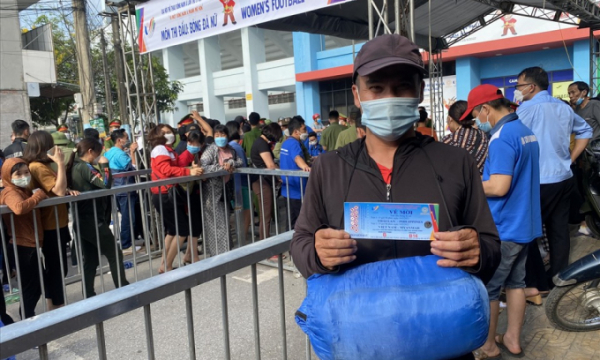 'Tôi mang cả chăn, chiếu ra xếp hàng nhận vé xem tuyển nữ Việt Nam'