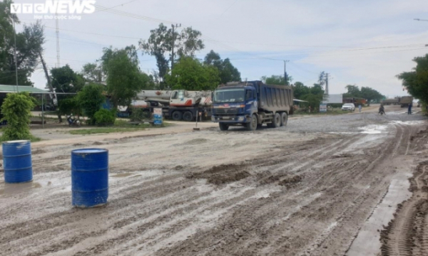 'Binh đoàn' xe tải cày nát đường nối 2 khu kinh tế, dân mang thùng phuy chặn xe
