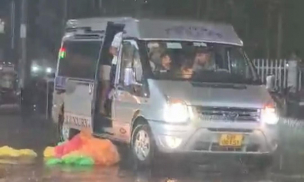 Tước bằng lái tài xế dừng xe cho khách vứt áo mưa giữa đường phố Phú Quốc