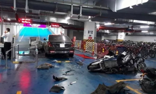 Nam bảo vệ lái Mercedes Maybach tông loạt xe máy trong hầm bị cho nghỉ việc