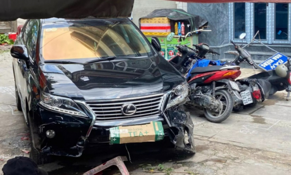 Ô tô Lexus tông loạt xe máy, đâm vào quán cơm ở TP.HCM