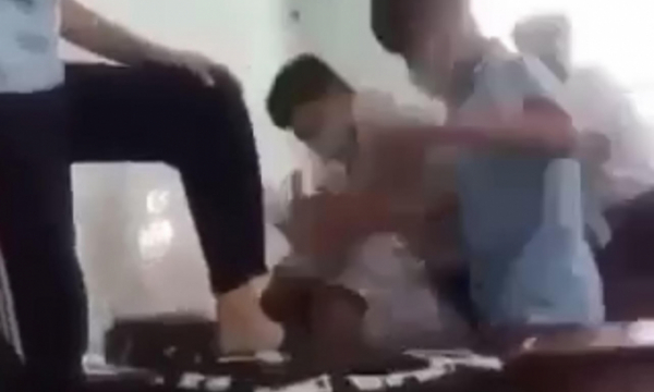 Nhóm học sinh đánh bạn dã man trong phòng học và quay clip