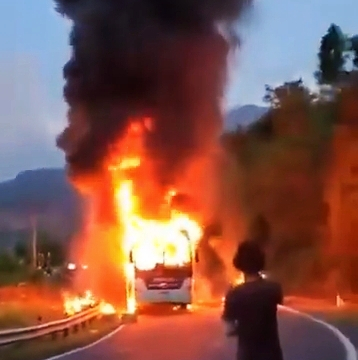 Xe khách 50 chỗ cháy trơ khung trên đèo Khánh Lê